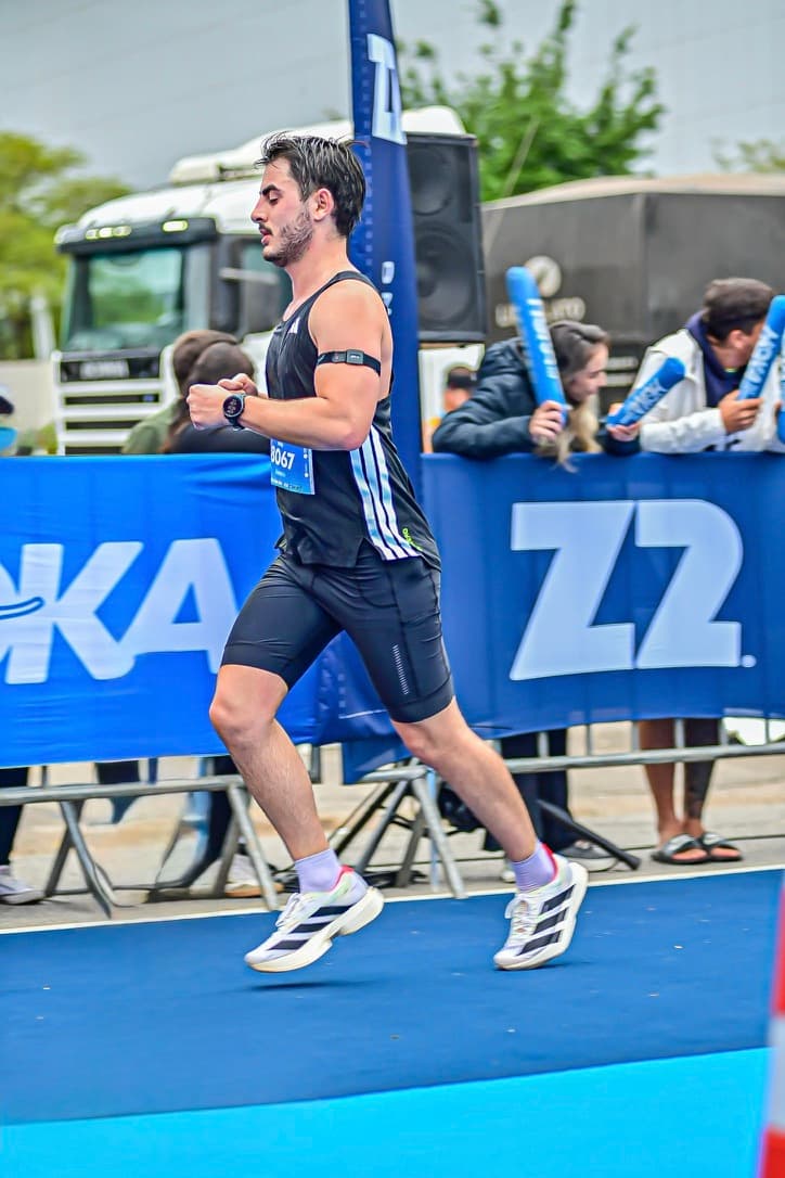 Marcos sprinting on the blue finish carpet of a race